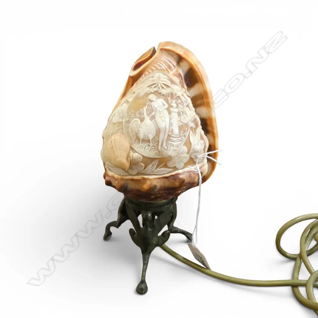 CAMEO SHELL LAMP top chipped H.120mm  Image 1++