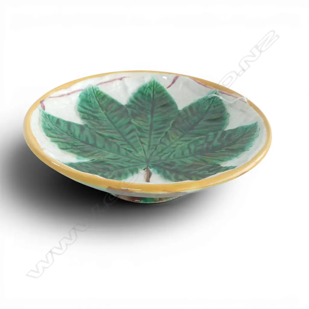 VICTORIAN MAJOLICA TAZZA WITH HORSE CHESTNUT LEAF MADE BY GEORGE JONES STAFFORDSHIRE DIA233 H72MM Image 1++