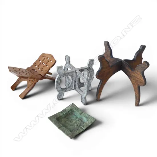 3 STANDS (2 WOODEN, 1 METAL) + ORIENTAL BRONZE ASH TRAY