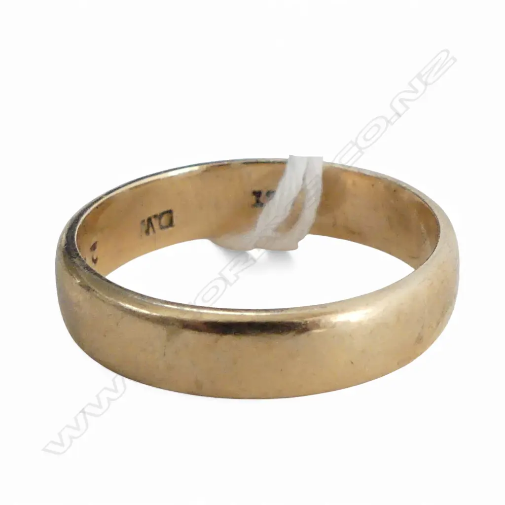 9CT WEDDER RING, 4.5gms size T1/2 Image 1++