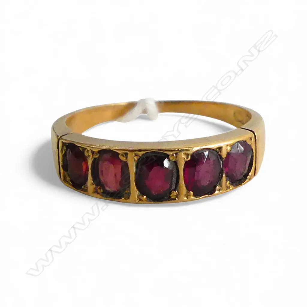 18CT 5 stone GARNET RING, 3.2gms SIZE M1/2 Image 1++