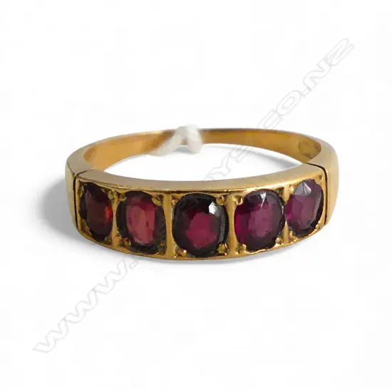 18CT 5 stone GARNET RING, 3.2gms SIZE M1/2