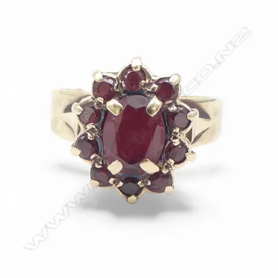 9ct GOLD & GARNET CLUSTER VINTAGE RING 5.55gms SIZE S