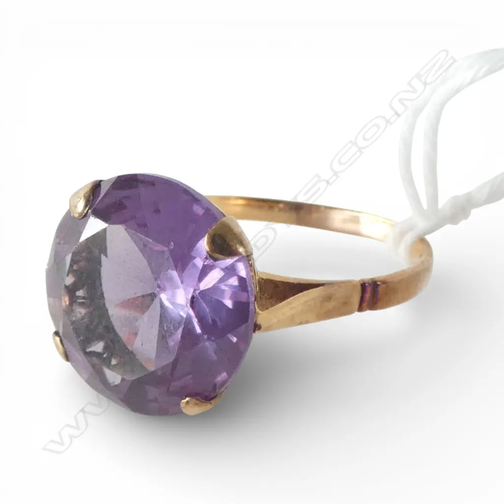 GOLD RING w. PURPLE STONE 5.2gms SIZE V Image 1++