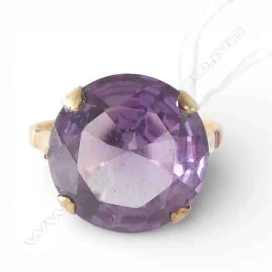 GOLD RING w. PURPLE STONE 5.2gms SIZE V