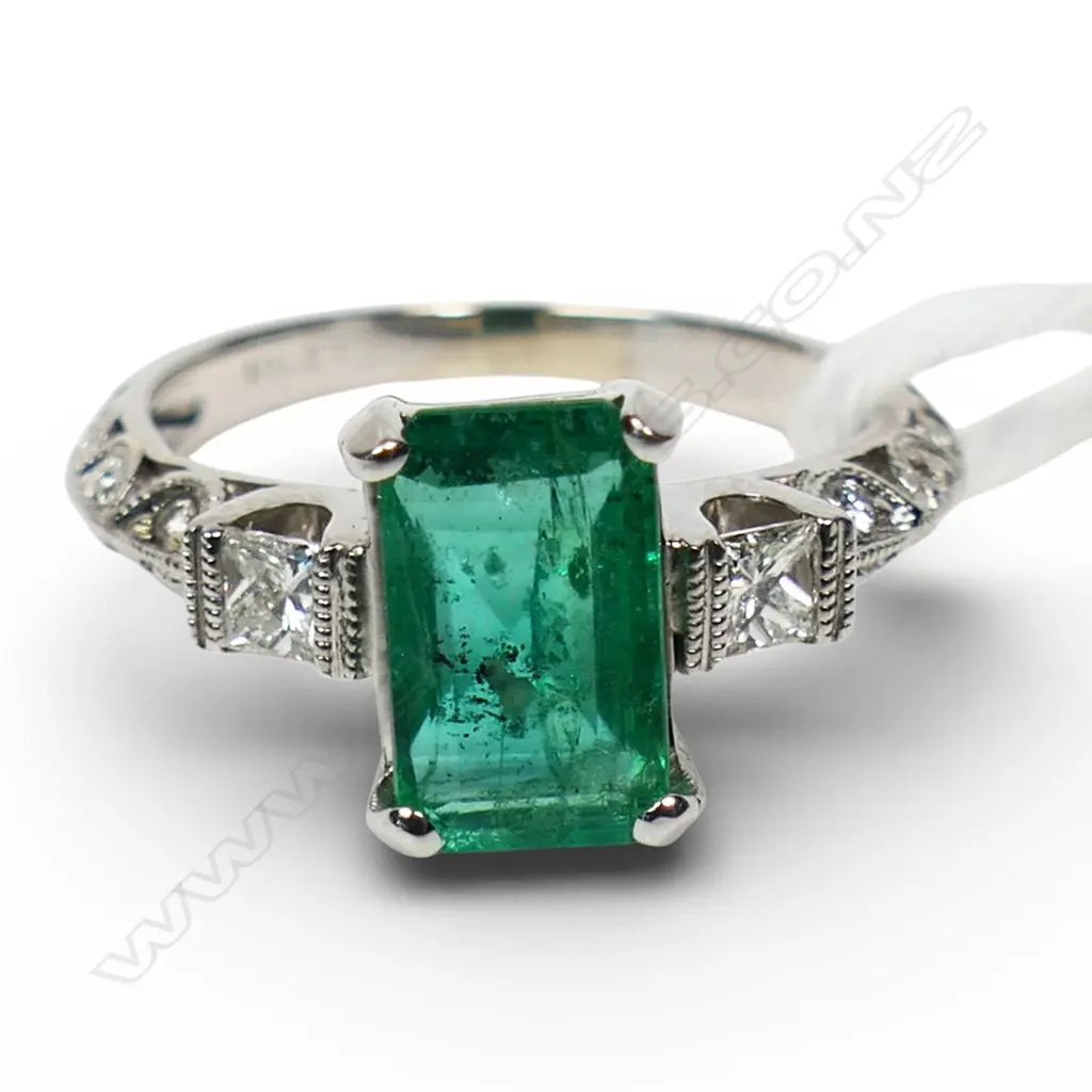 14ct WHITE GOLD, EMERALD & DIAMOND RING, 3.47gm (emerald quite included) size M Image 1++