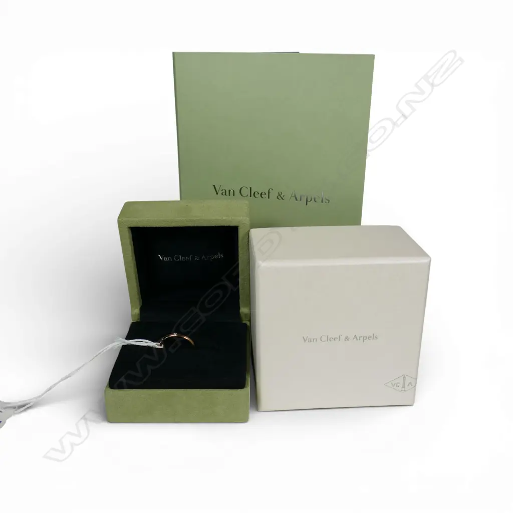 VAN CLEEF & ARPELS 18CT GOLD AND DIAMOND RING (with accessories) SIZE J Image 1++