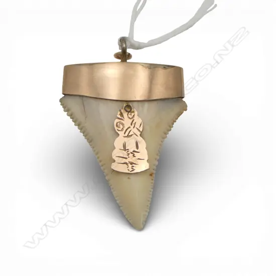 9ct GOLD & SHARK'S TOOTH PENDANT with applied 9ct gold tiki 5.28gms