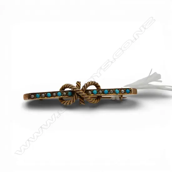 9CT TURQUOISE & SEED PEARL LOVERS KNOT BAR BROOCH W.45mm 3gms