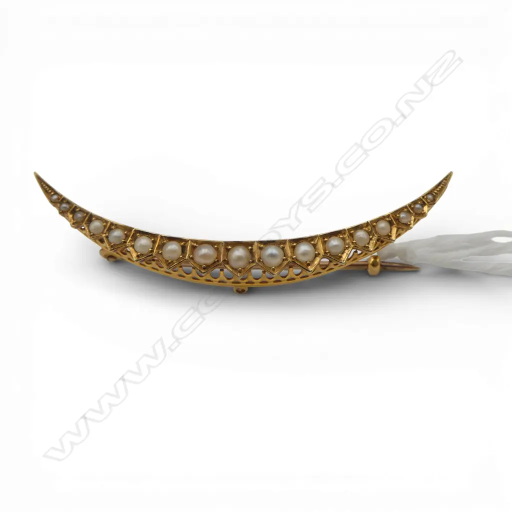 15CT SEED PEARL CRESCENT BROOCH W.50mm, 2.6gms Image 1++