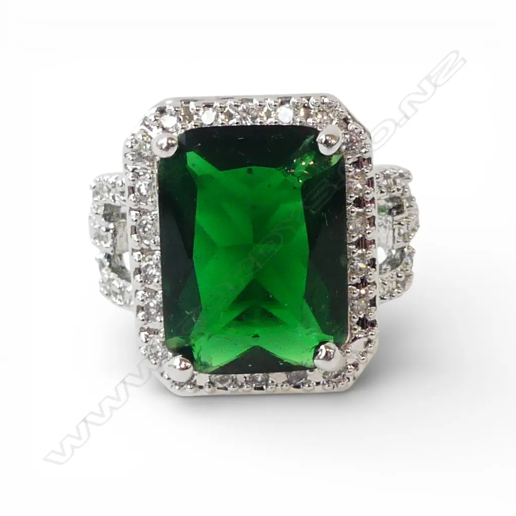 925 COSTUME GREEN COLOURED EMERALD WITH SMALL CZ STONES CLUSTER DRESS RING SIZE Q  Image 1++
