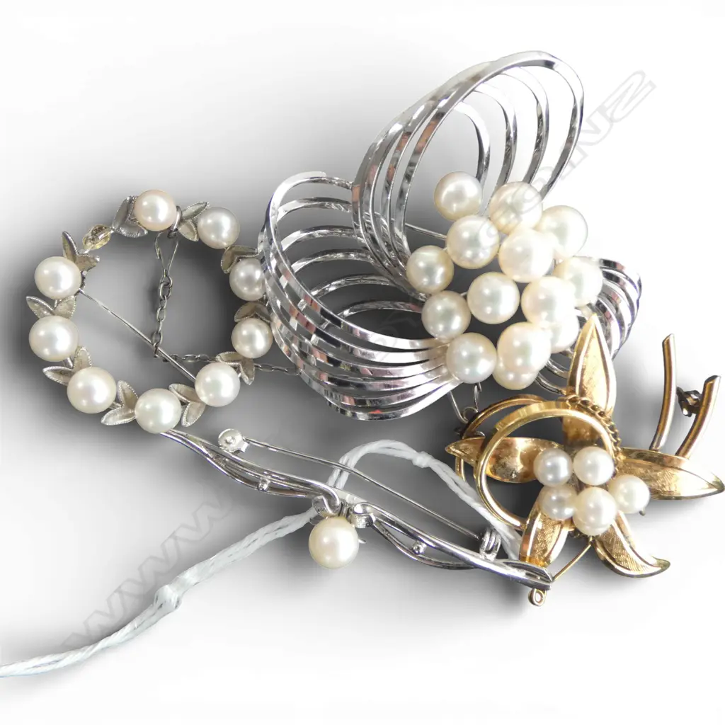 4 VINTAGE SILVER & CULTURED PEARL STYLISH BROOCHES 1 missing 1 pearl Image 1++