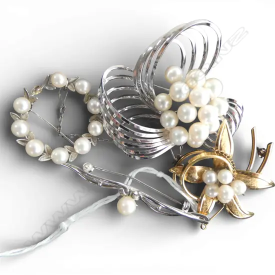 4 VINTAGE SILVER & CULTURED PEARL STYLISH BROOCHES 1 missing 1 pearl