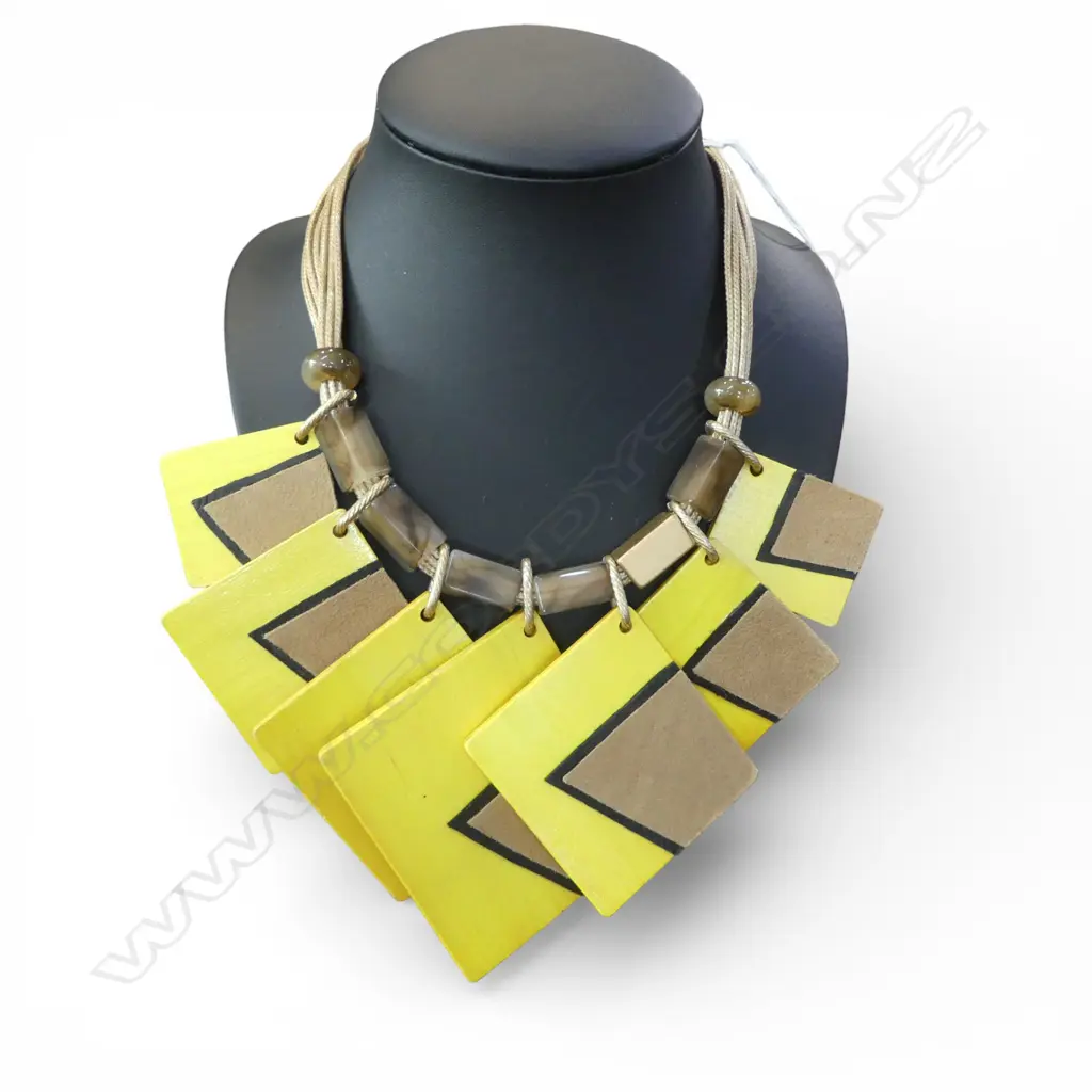 VINTAGE STYLE WOOD AND BEAD NECKLACE 540mm Image 1++