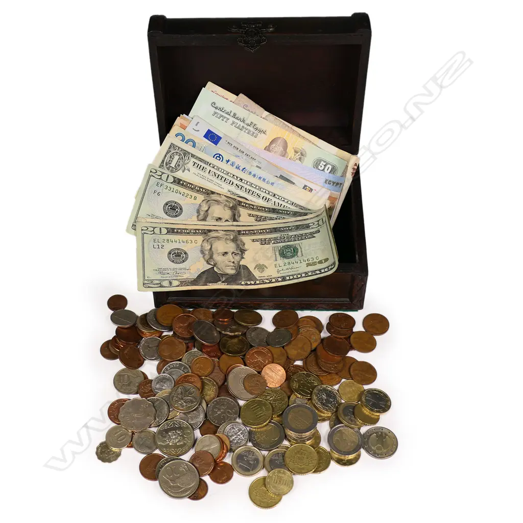 Box of various world banknotes and coins including US$20 x 4. Image 1++