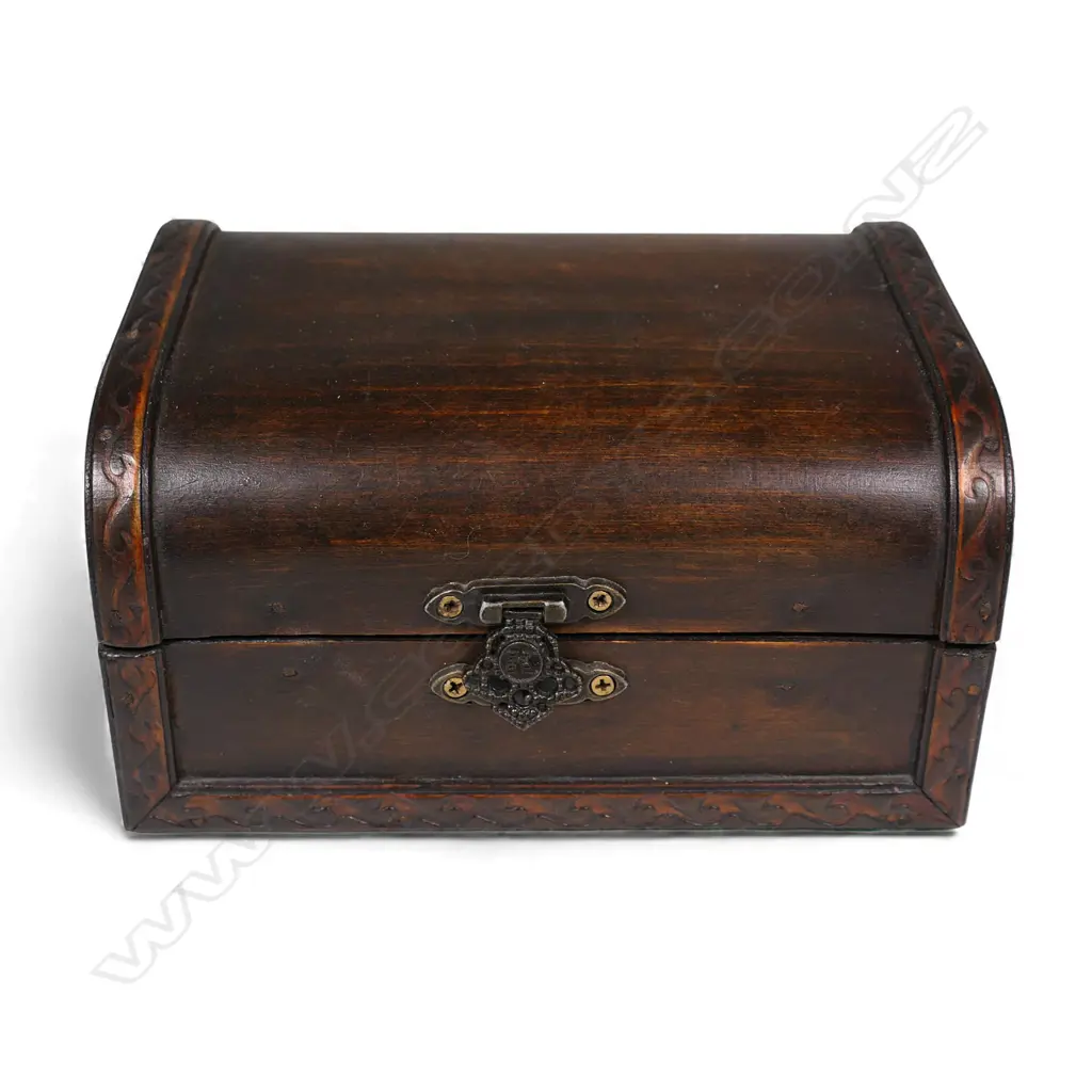 Box of various world banknotes and coins including US$20 x 4. Image 1++