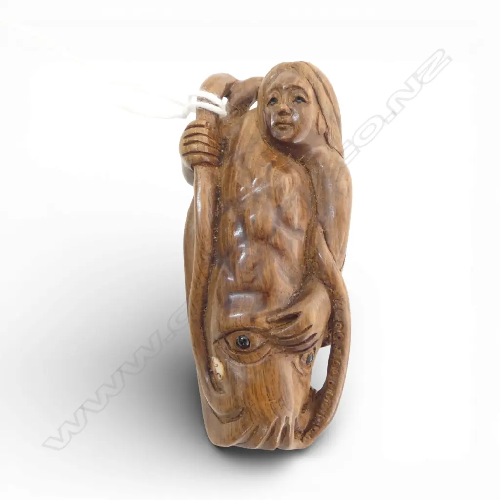 Carved hardwood netsuke man with large octopus L.75mm Image 1++