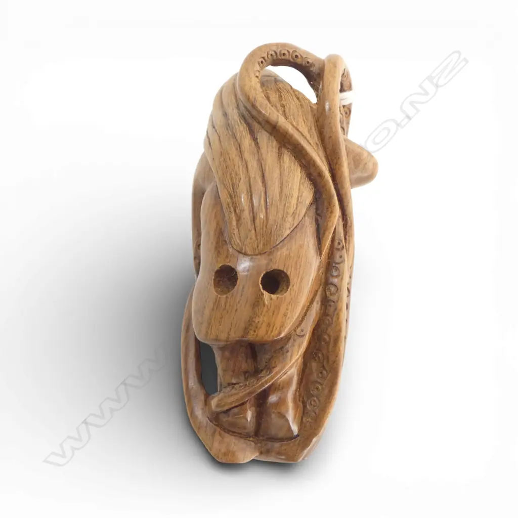 Carved hardwood netsuke man with large octopus L.75mm Image 1++
