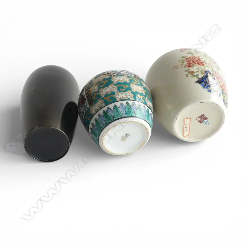 2 ORIENTAL LIDDED GINGER JARS H150MM & INCISED METAL VASE H180MM Image 1++