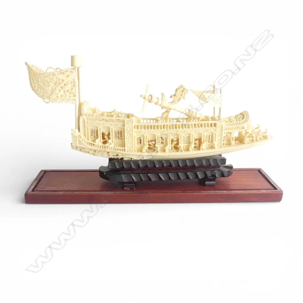 CHINESE RESIN JUNKER in display case FAULTS 450x100x275mm Image 1++