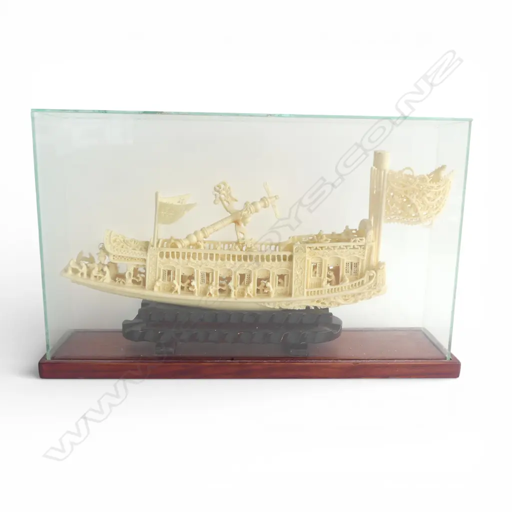 CHINESE RESIN JUNKER in display case FAULTS 450x100x275mm Image 1++