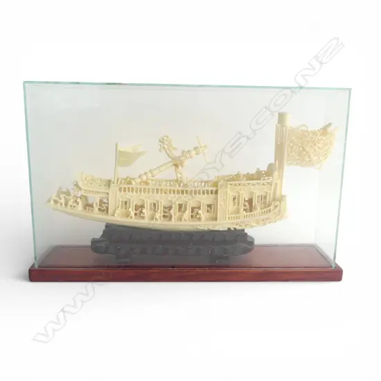 CHINESE RESIN JUNKER in display case FAULTS 450x100x275mm