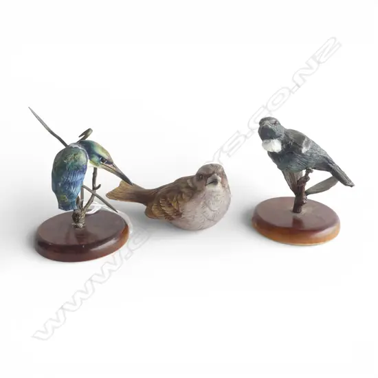 2 HEREFORD CHINA & BRONZE BIRD ORNAMENTS, TUI & KINGFISHER + CHINA SPARROW L.95mm