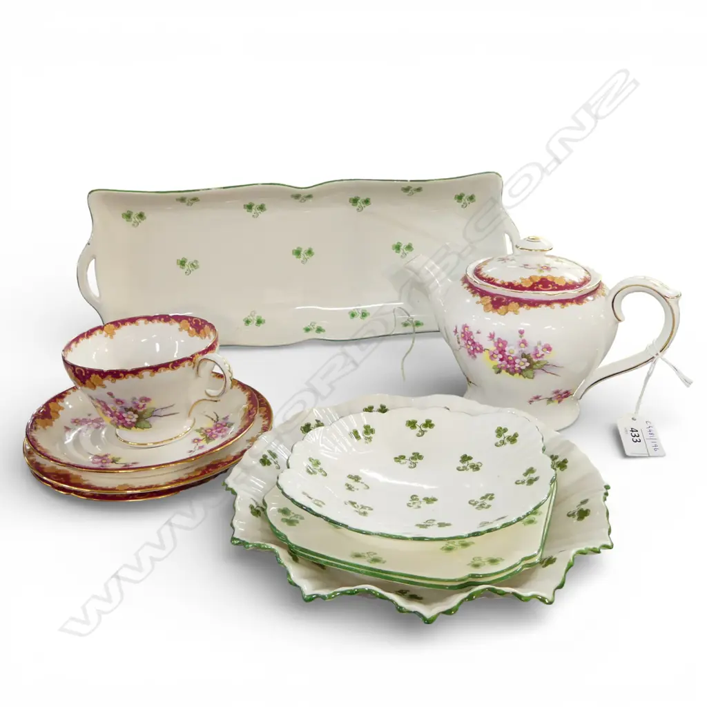 SHELLEY CHINA TEAPOT & MATCHING CSP WITH 5 SHELLEY SHAMROCK DISHES Image 1++