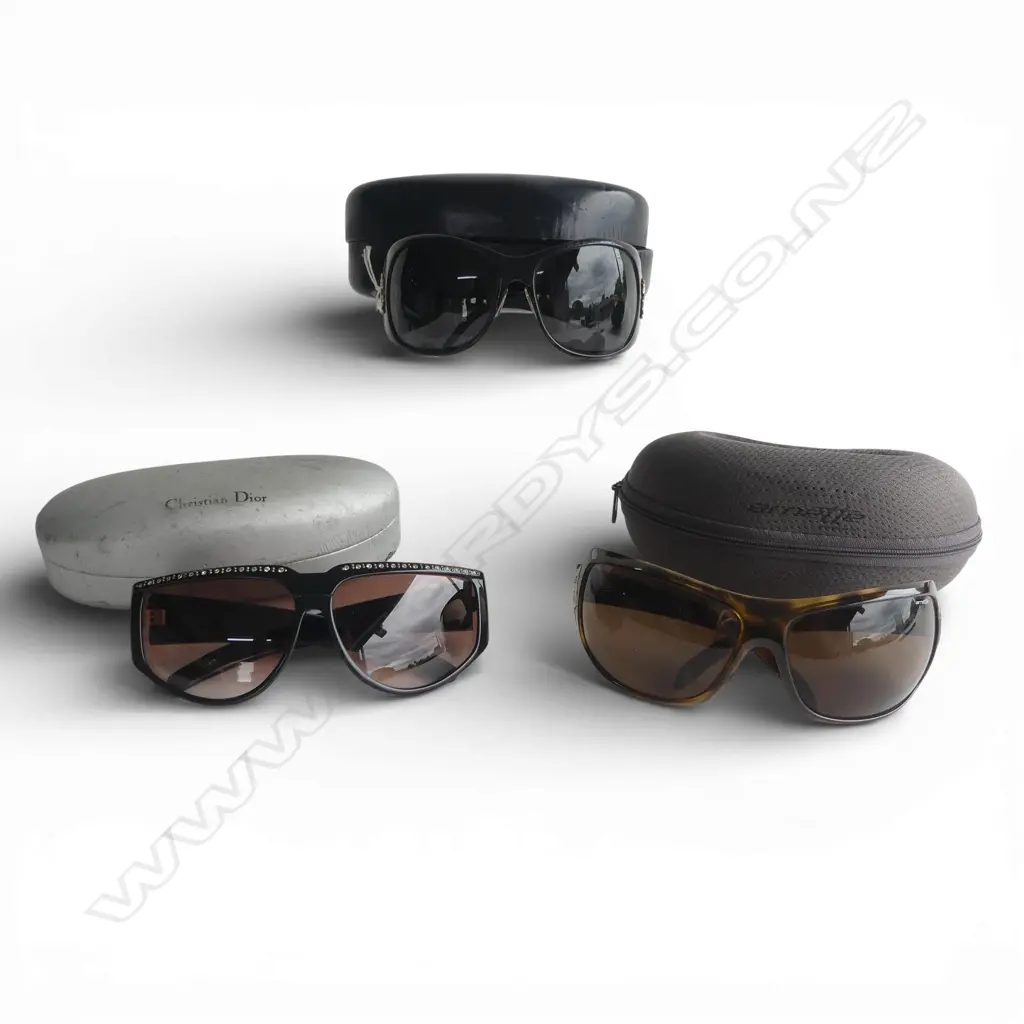 3 PRS VINTAGE CASED LADIES SUNGLASSES CHRISTION DIOR ARNETTE ETC  Image 1++