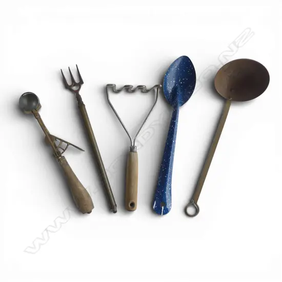 5 VINTAGE KITCHEN IMPLEMENTS: enamelled spoon. extending toasting fork. Copper & brass ladle. masher w break + scooper