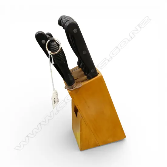 7 KITCHEN KNIVES + STEEL IN WOODEN KNIFE BLOCK