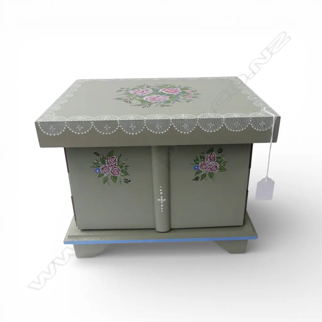   PAINTED JEWELLERY CASE  Image 1++