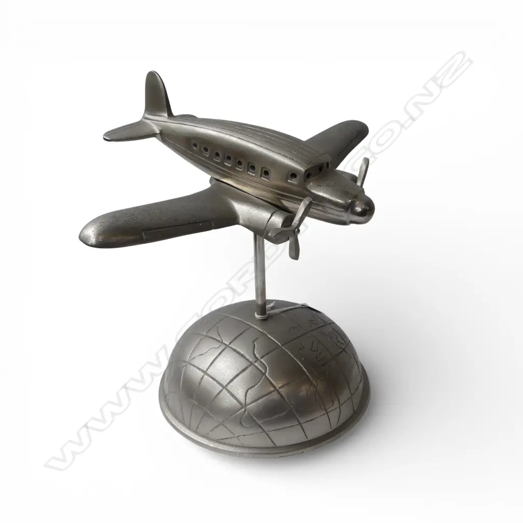 MODEL AIRCRAFT ON STAND H.250mm Image 1++