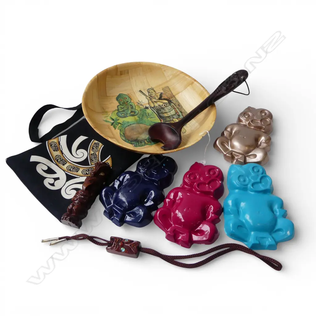 ASST. MAORI/NZ ITEMS incl. 4 PLASTER CAST TIKIS Image 1++