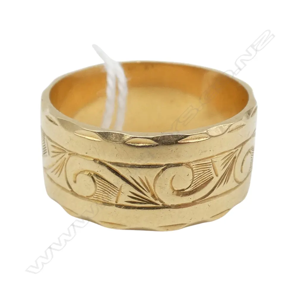 18ct ENGRAVED  WIDE WEDDER 7.90gms SIZE Q Image 1++