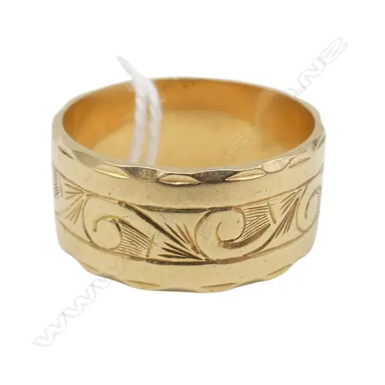 18ct ENGRAVED  WIDE WEDDER 7.90gms SIZE Q