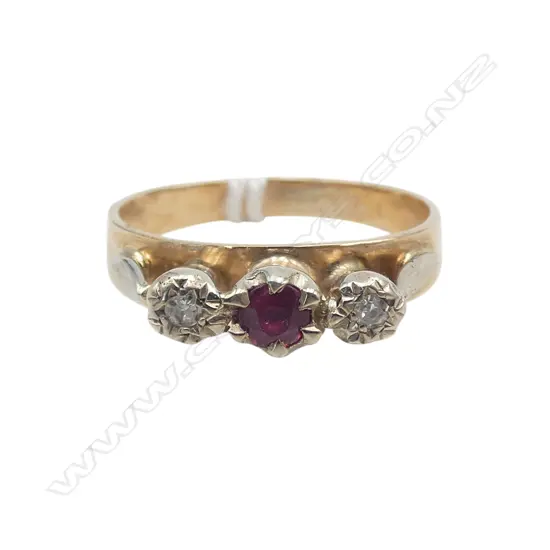 9CT DIAMOND & RUBY 3 STONE RING, 3gms SIZE P