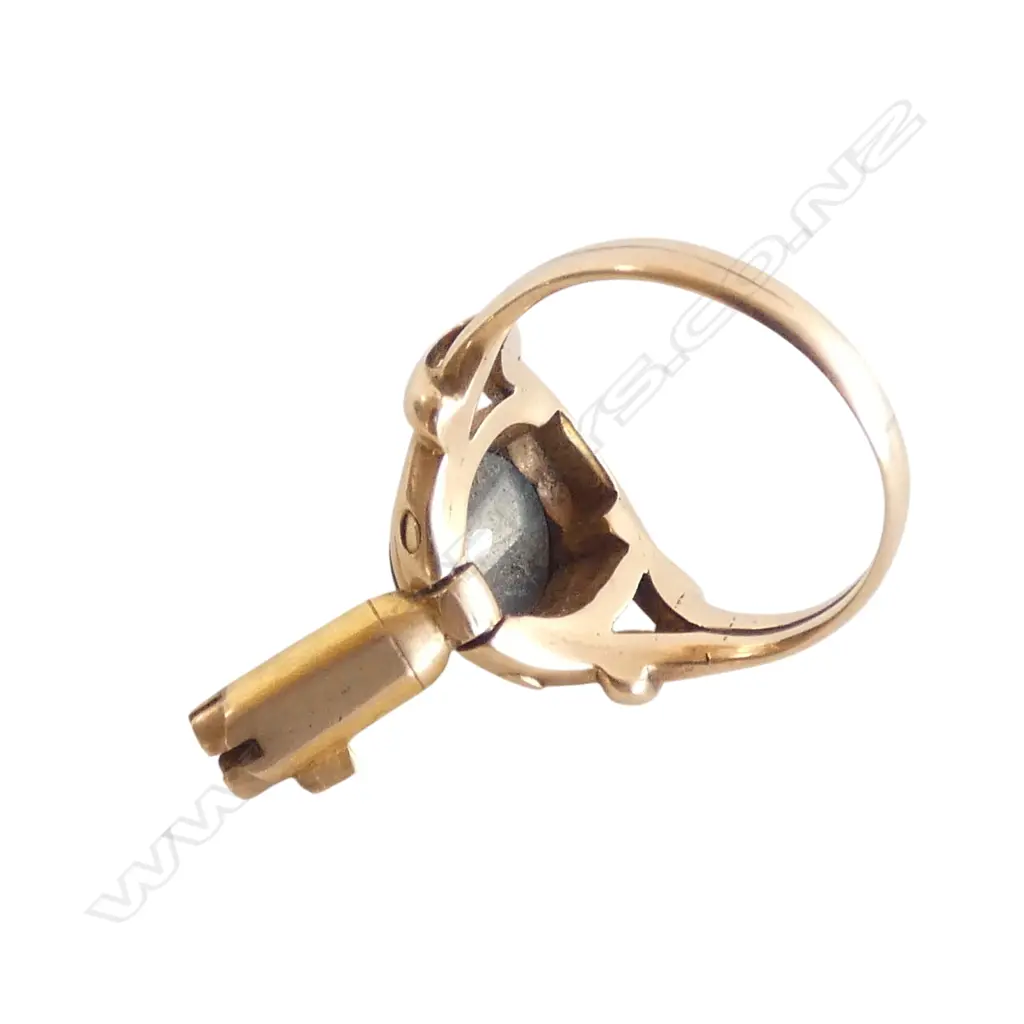 15CT ANTIQUE INTAGLIO RING w. SECRET KEY, 8.2gms SIZE P Image 1++