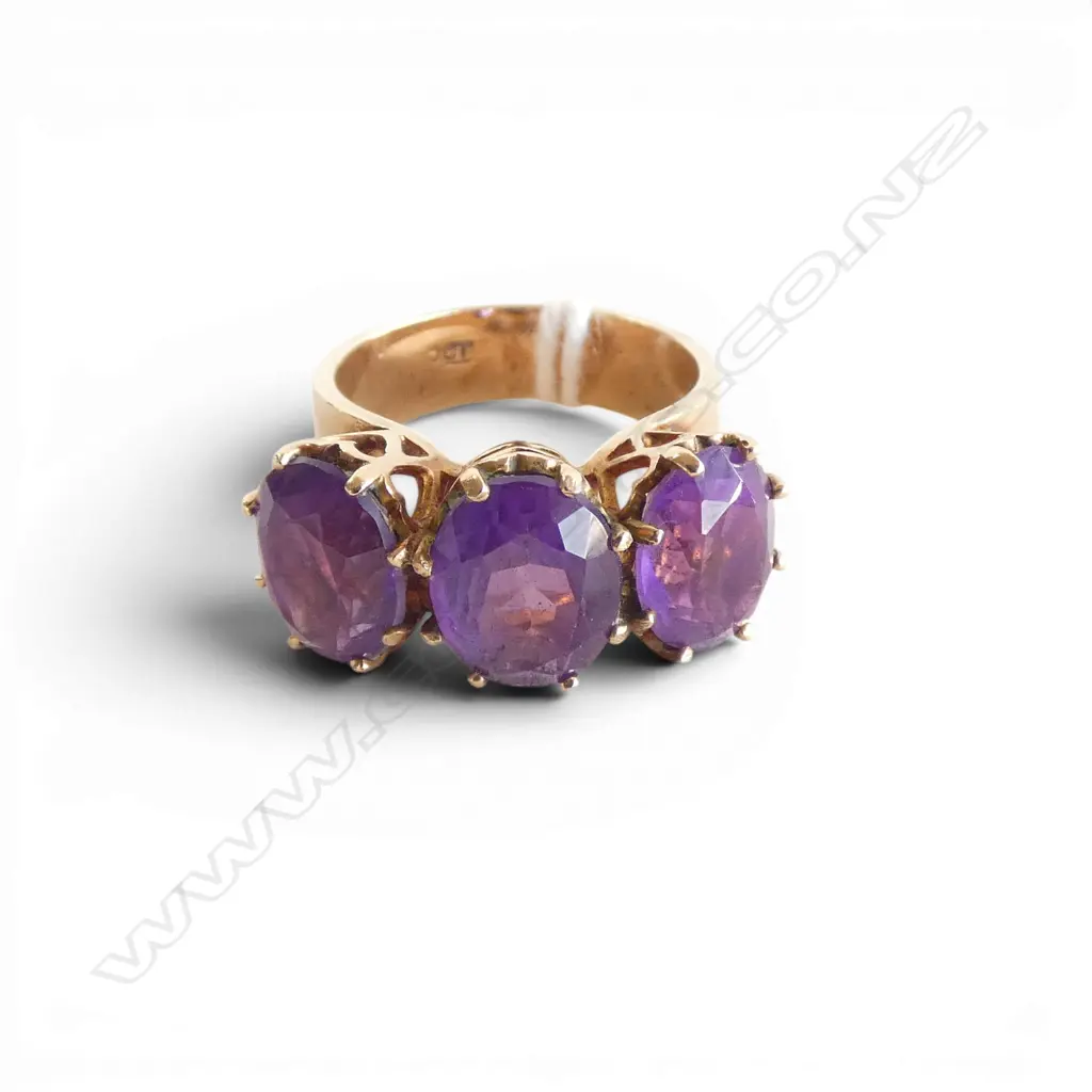 9ct GOLD & 3 STONE LG AMETHYST RING 7.32gms SIZE O Image 1++