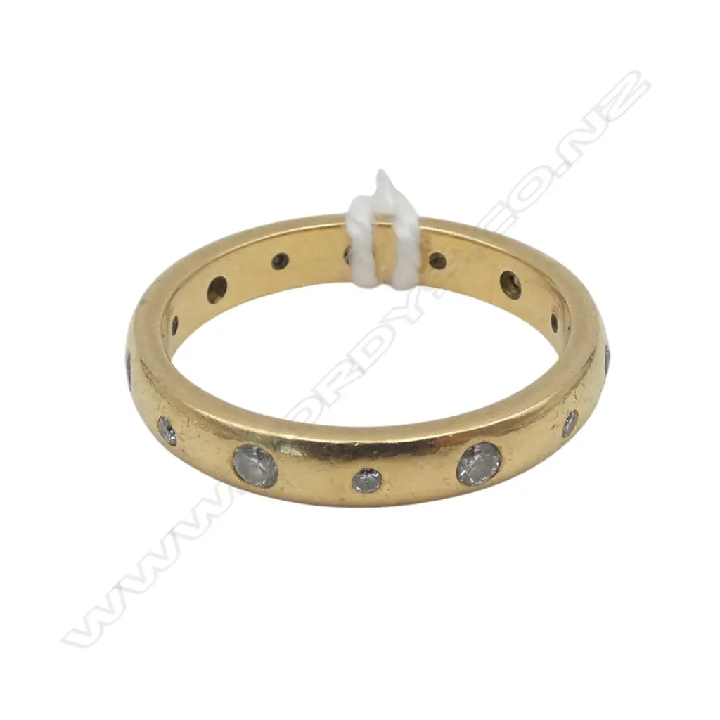 18ct GOLD & DIAMOND ETERNITY BAND. Large & small alternating recessed diamonds. 4.3gms SIZE N Image 1++