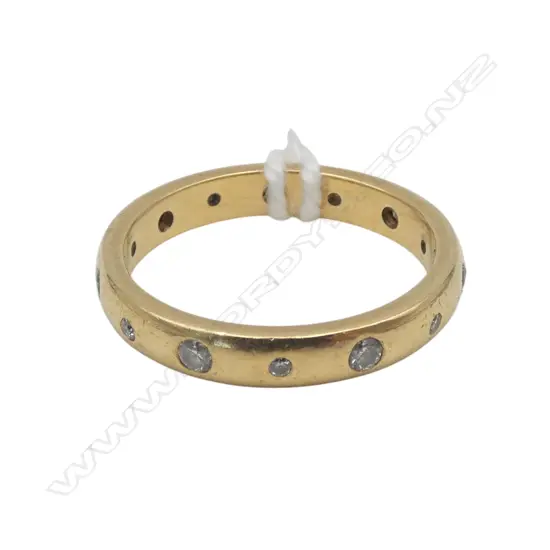 18ct GOLD & DIAMOND ETERNITY BAND. Large & small alternating recessed diamonds. 4.3gms SIZE N