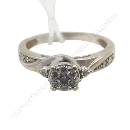 10CT WG DIAMOND CLUSTER RING 2.8gms SIZE P