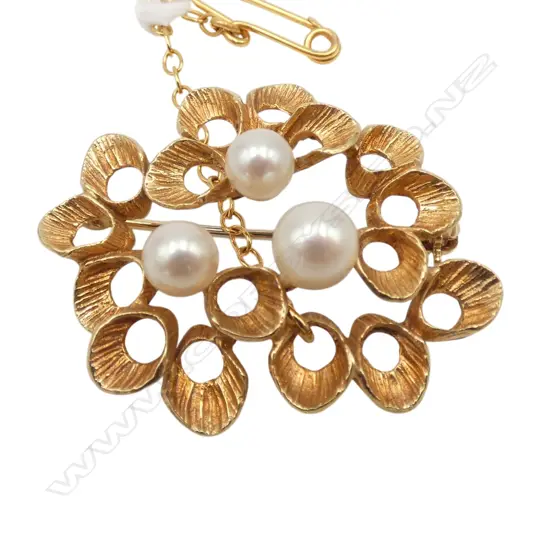 9ct BROOCH w. 3 CULTURED PEARLS 30x35mm, 5.5gms