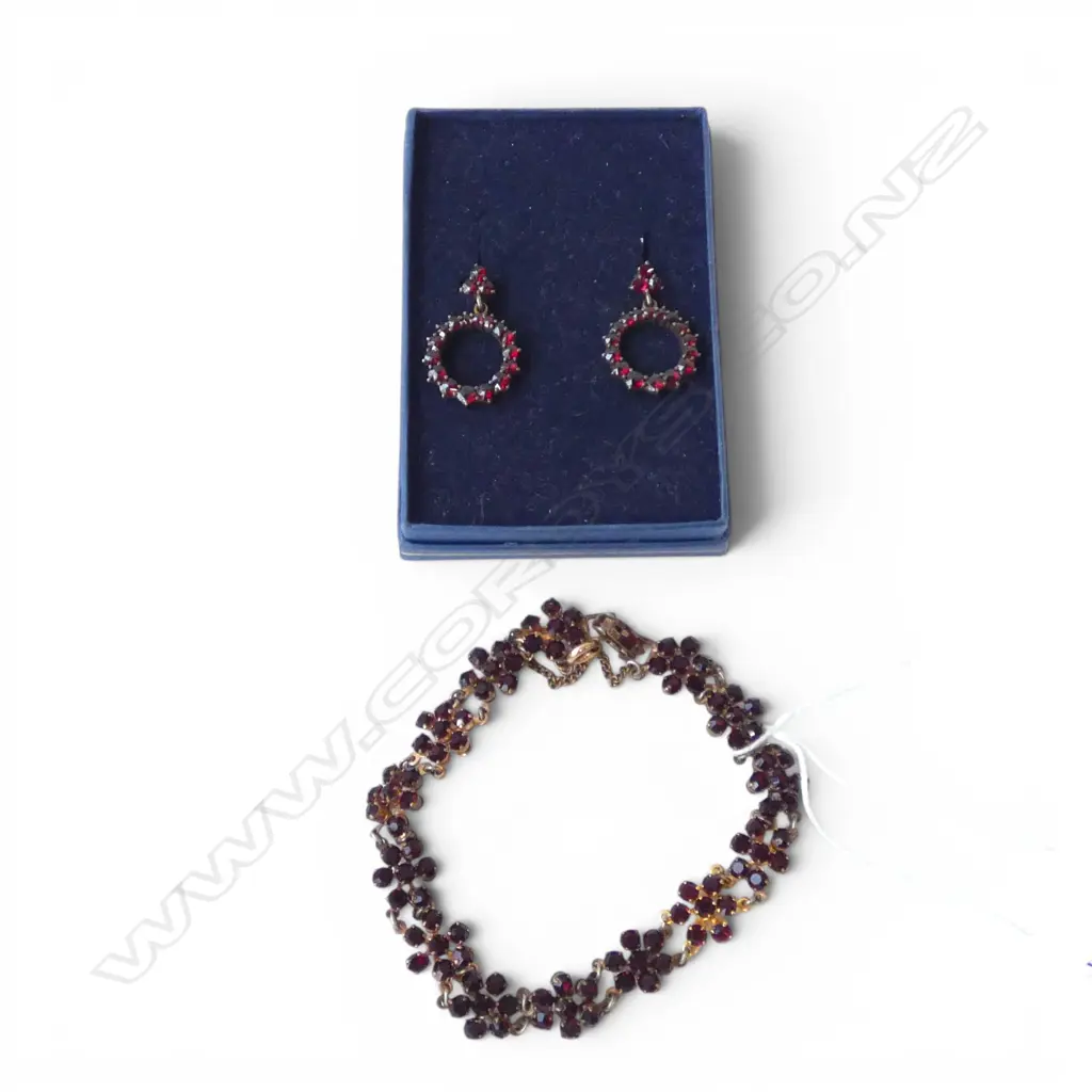 VINTAGE GILT METAL & MULTI GARNET BRACELET & screw on type EARRING SET  Image 1++