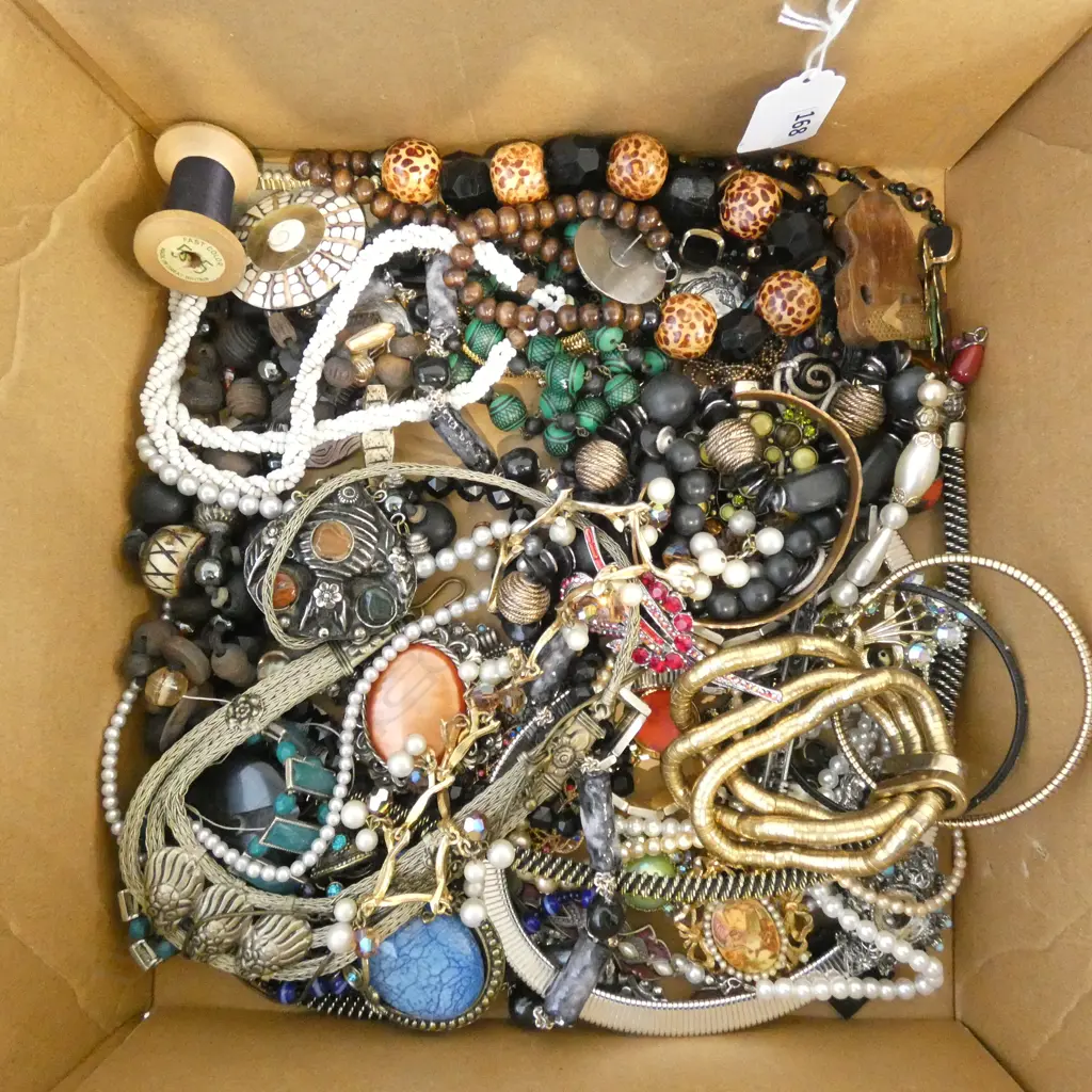ASST. COSTUME JEWELLERY Image 1++