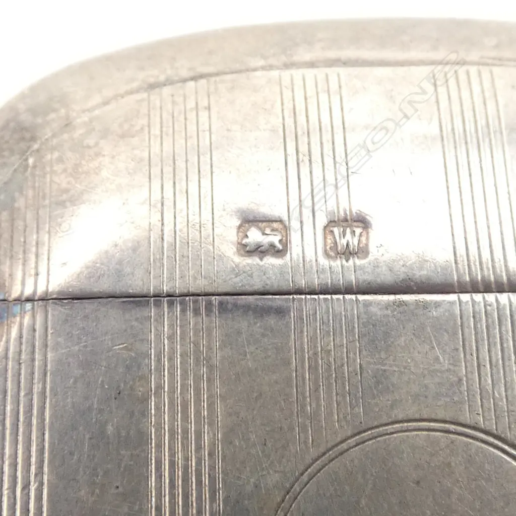 Birmingham 1921 SILVER ENGRAVED VESTA with suspension loop. 22gms.  Image 1++