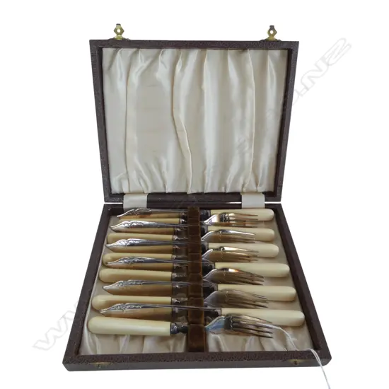 BOXED IVORINE 'BONE' HANDLE 6 PLACE FISH SET