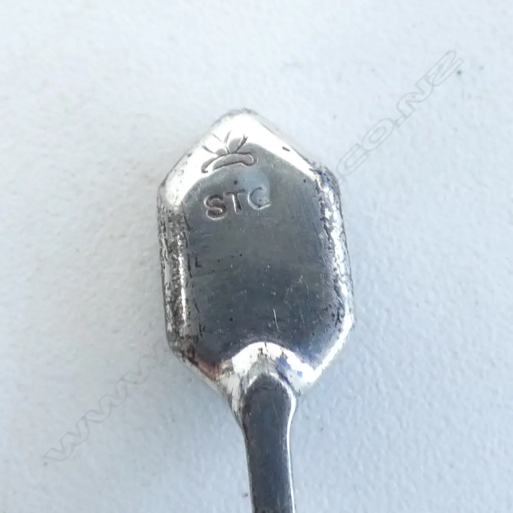4 SILVER SPOONS + STG SILVER BUTTERFLY BROOCH & ATAAHUA 'N.Z.' KIWI BROOCH - FAULTS Image 1++