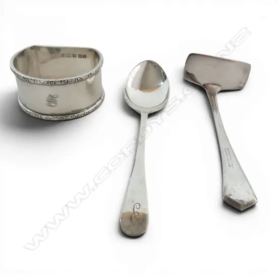 3 SILVER SMALL ITEMS: napkin ring + tea spoon + pusher. 58gms.