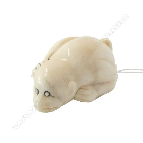 IVORY MONKEY NETSUKE, SIGNED L.45mm